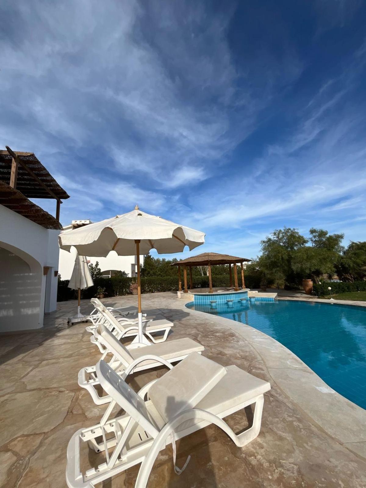 White 4 Bedroom Elgouna Heated Pool *