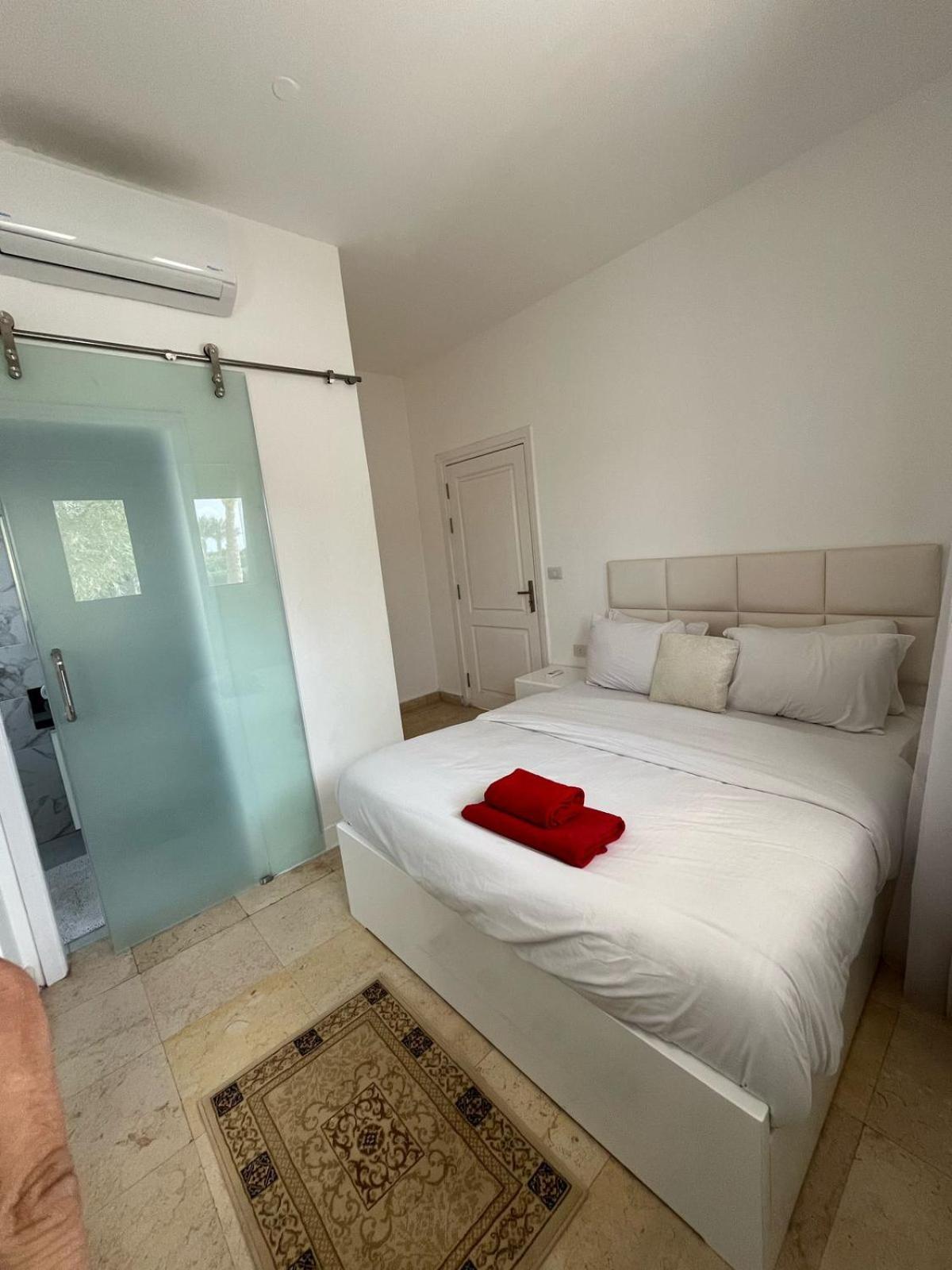 Villa White 4 Bedroom Elgouna Heated Pool