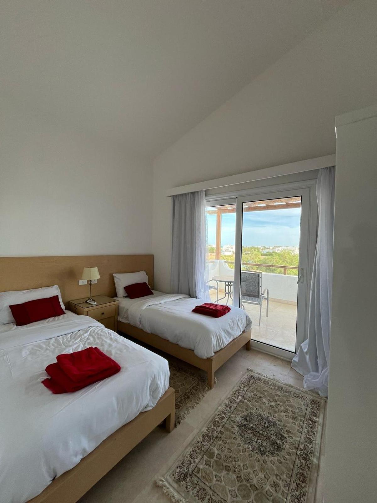 White 4 Bedroom Elgouna Heated Pool *